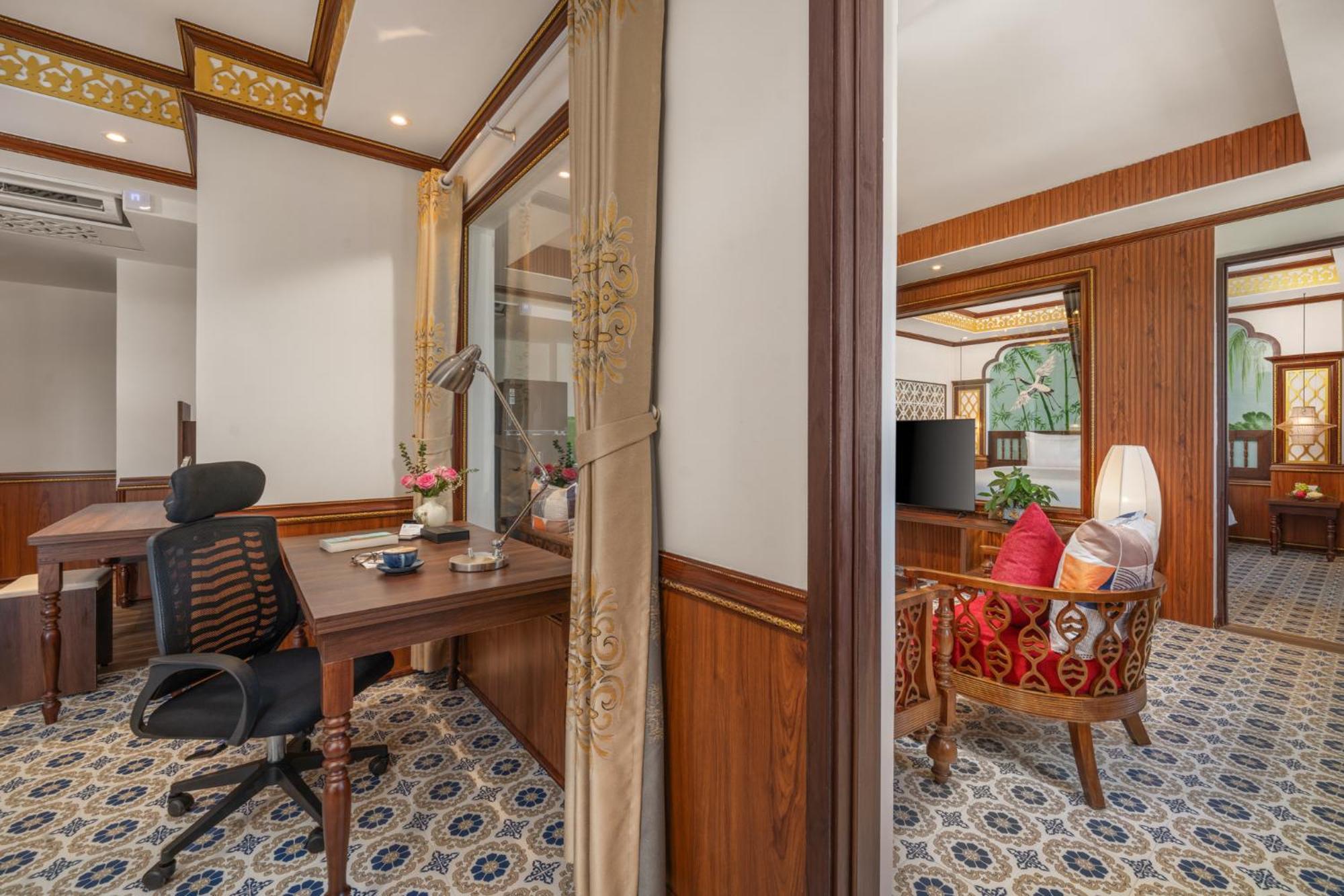 Hotel Babylon Riverside & Hoi An